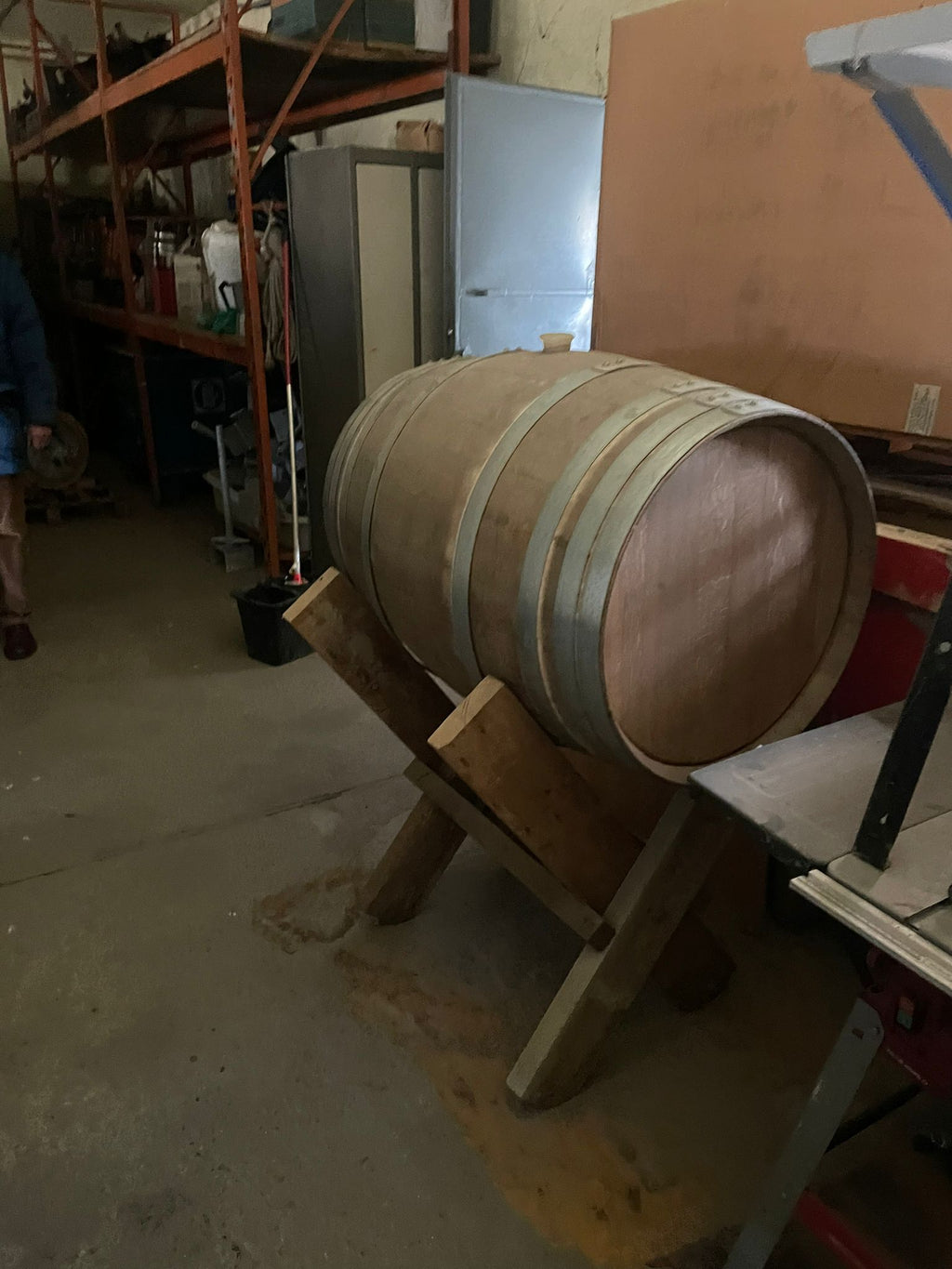 Barrica de madera con soporte