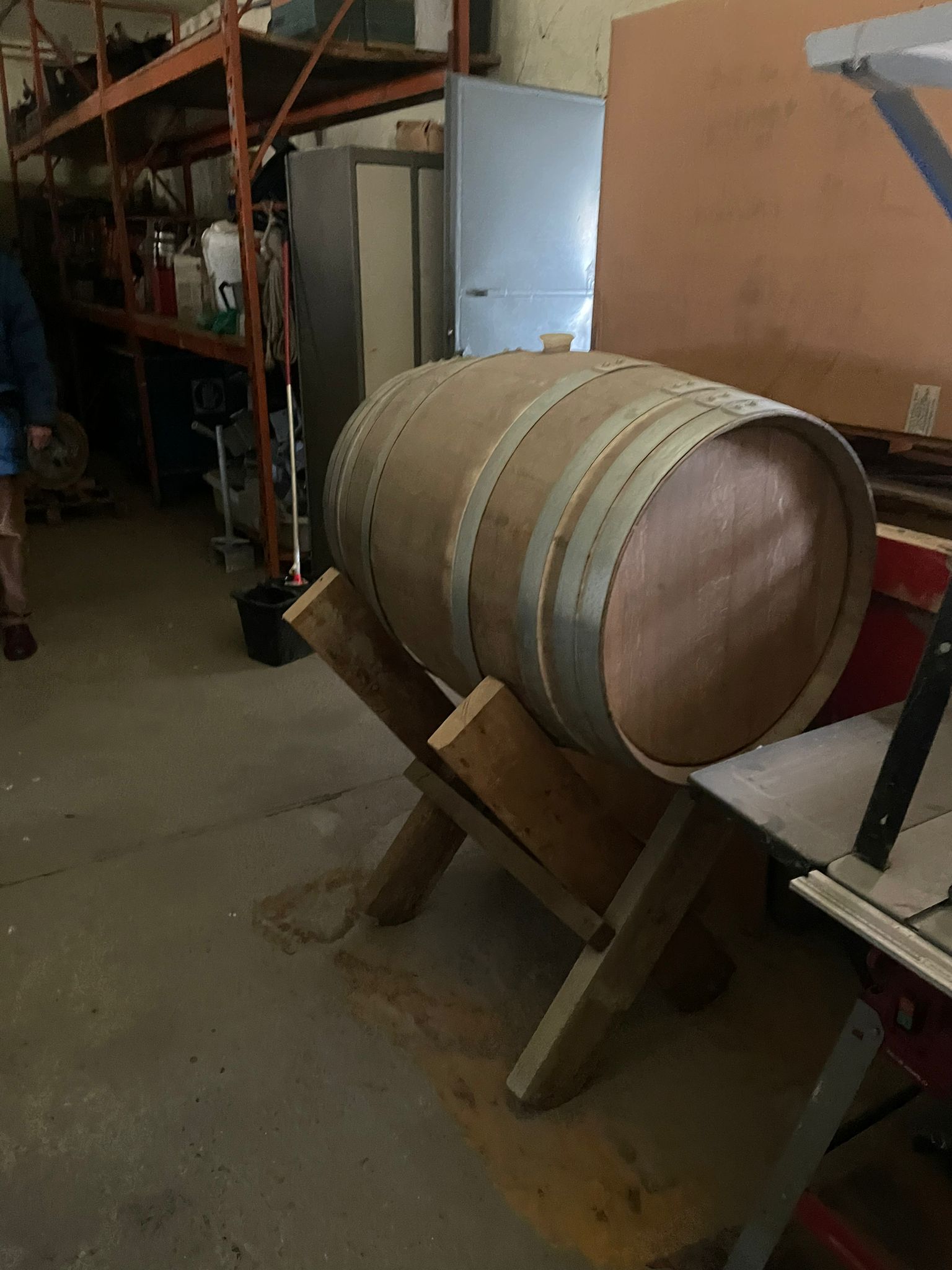 Barrica de madera con soporte