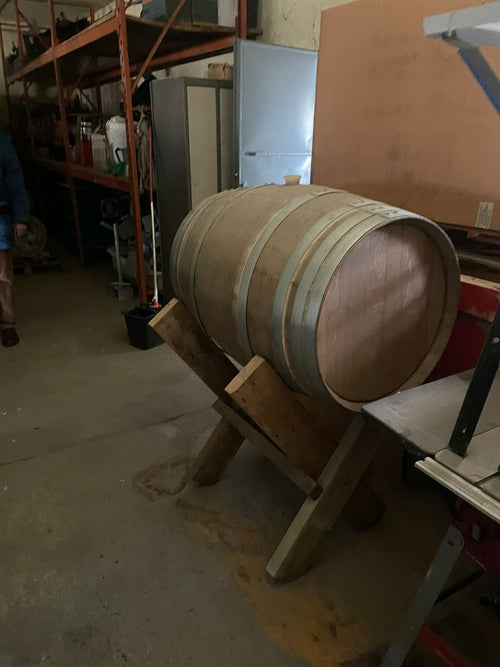 Barrica de madera con soporte