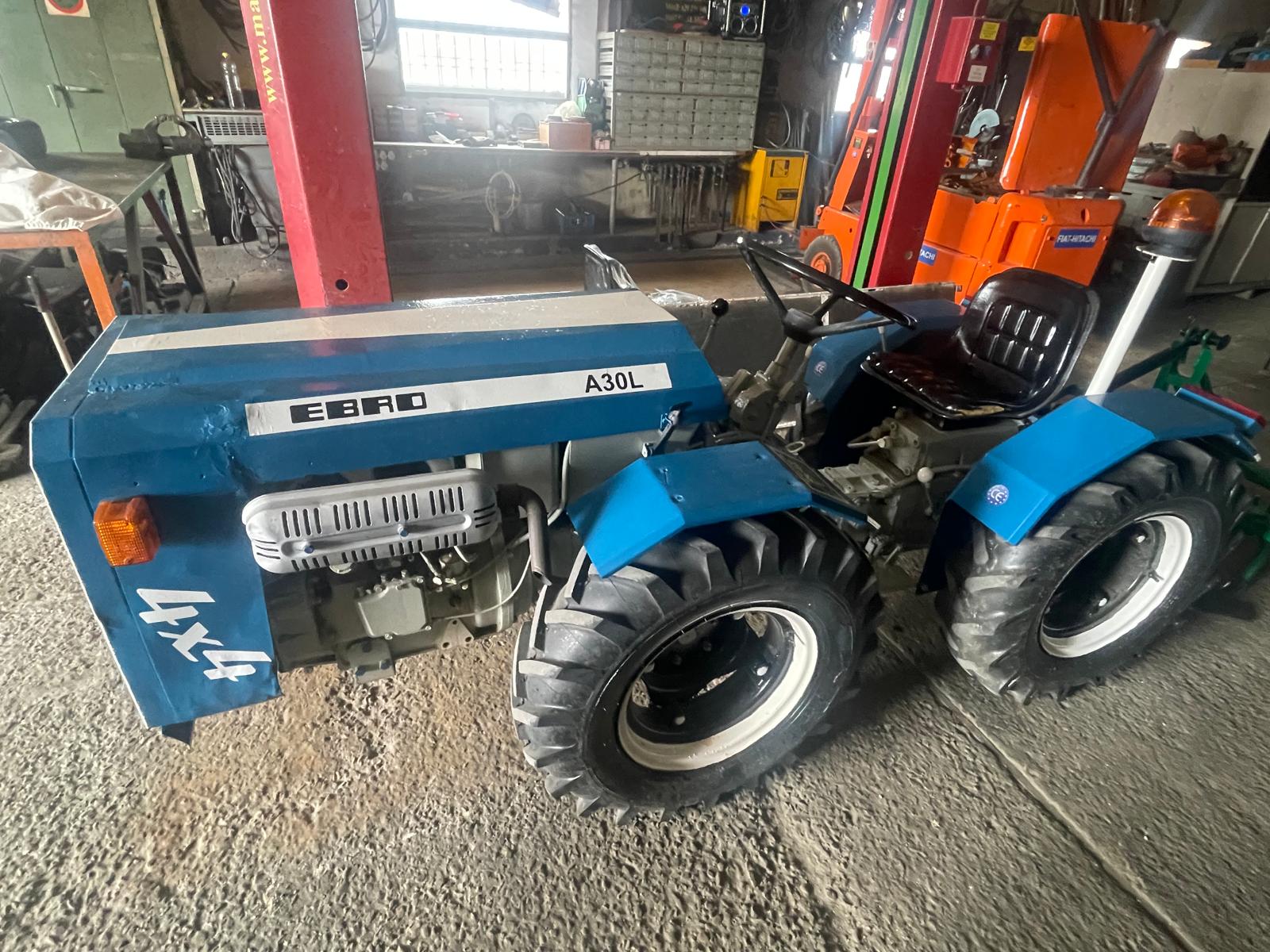 Pack tractor EBRO A30L 4x4 restaurado + cultivador 5 brazos