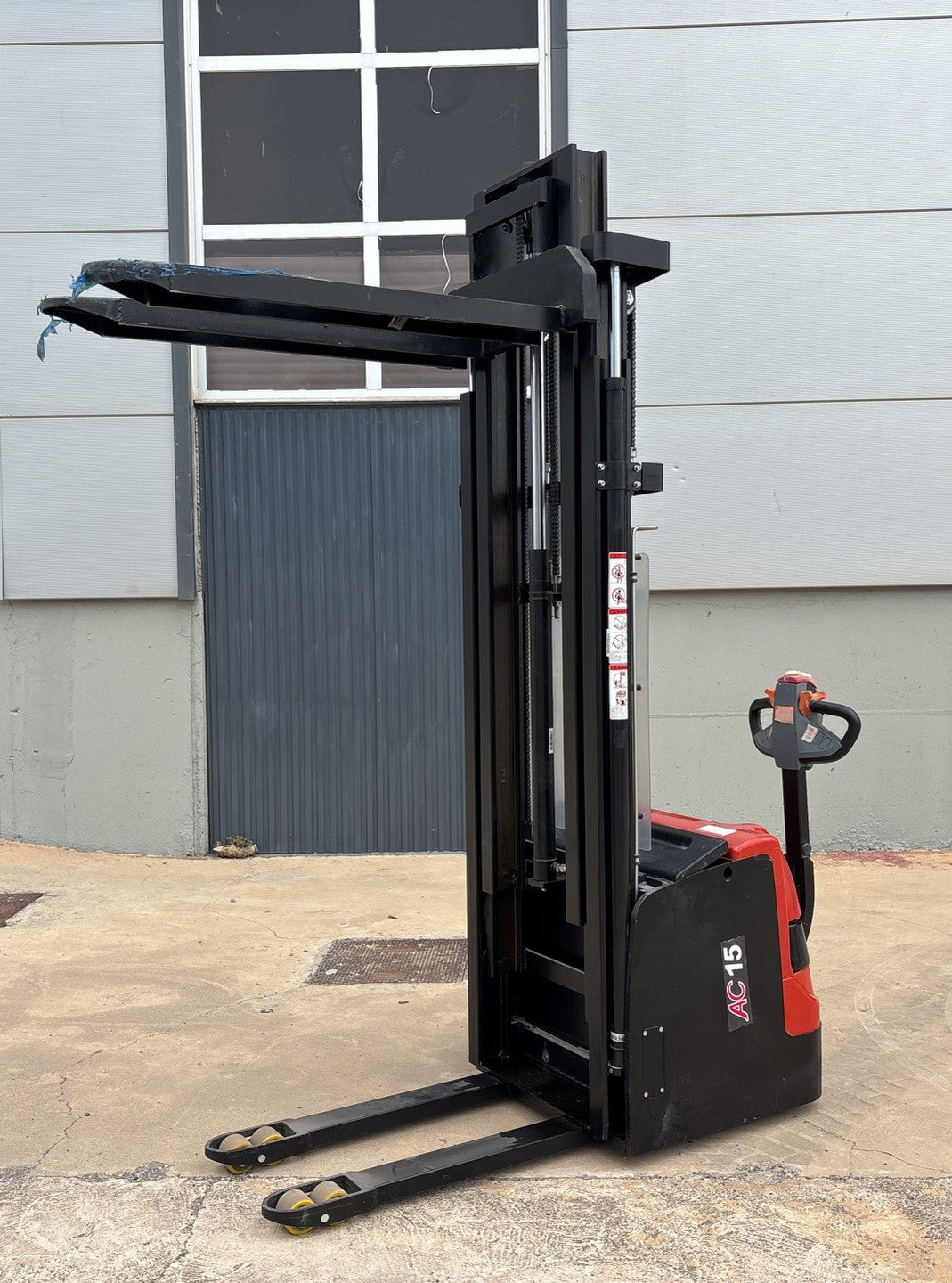 Apilador Eléctrico AC15 – Seminuevo | Linde / Heli