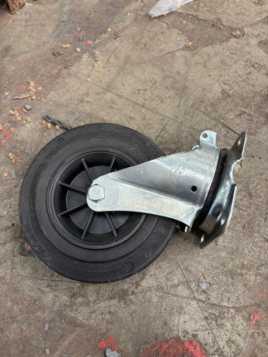 Lote 20 ruedas industriales giratorias TENTE con placa – Liquidación por jubilación