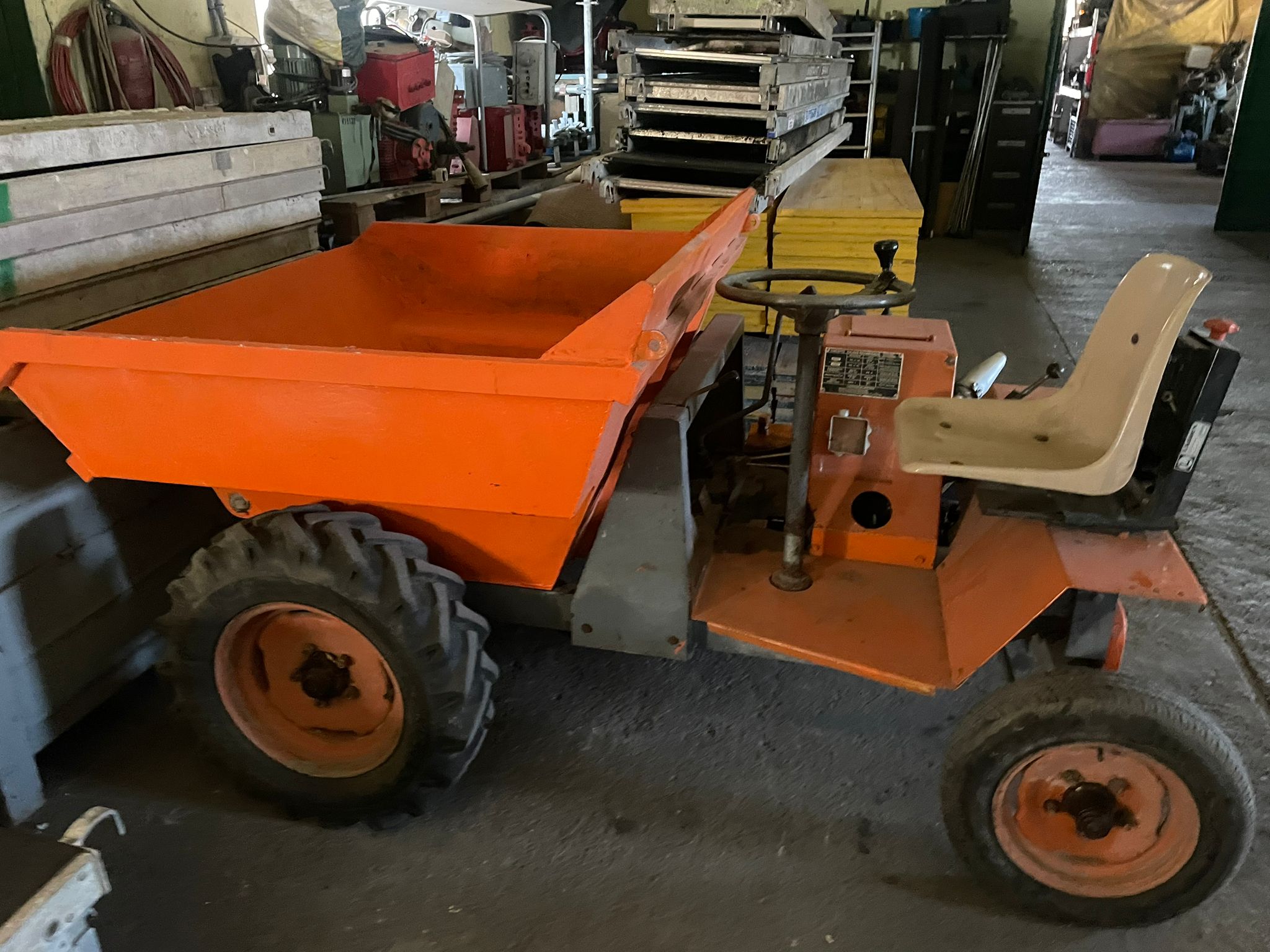 Dumper UROMAC profesional con basculante hidráulico