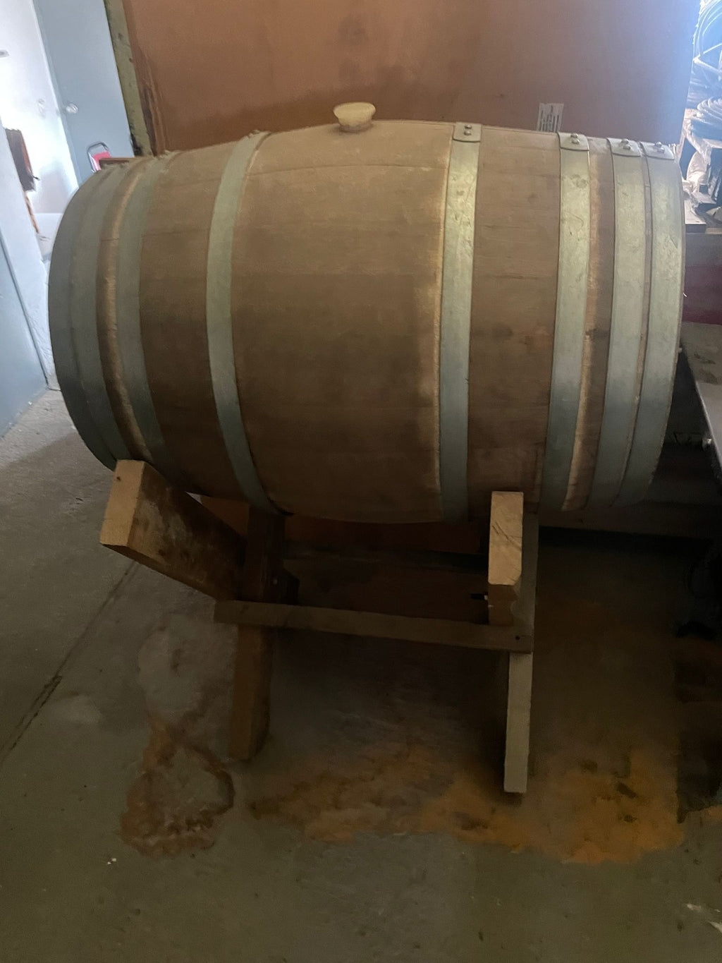 Barrica de madera con soporte