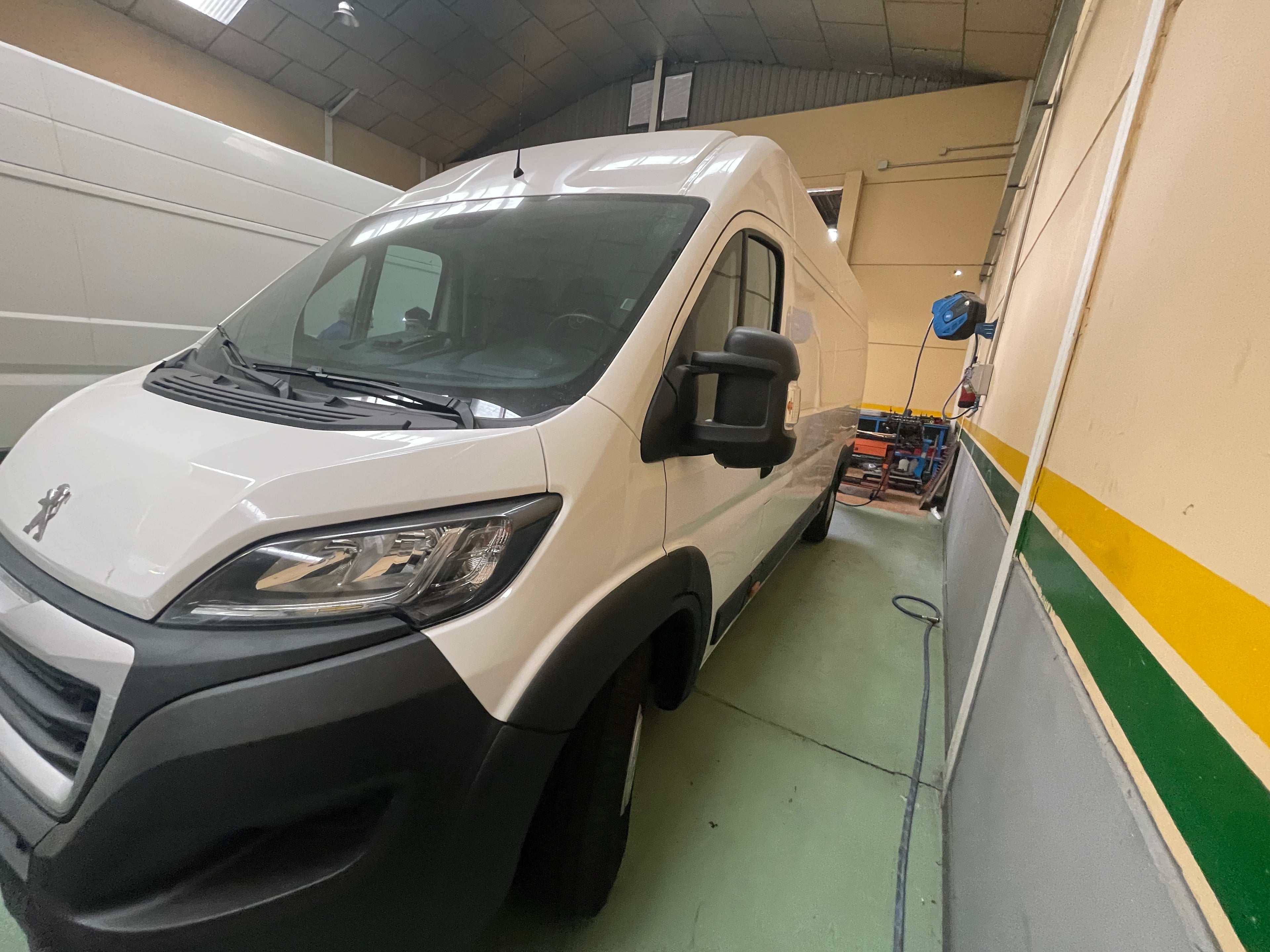 Peugeot Boxer furgón techo alto 87.000 km gran capacidad de carga