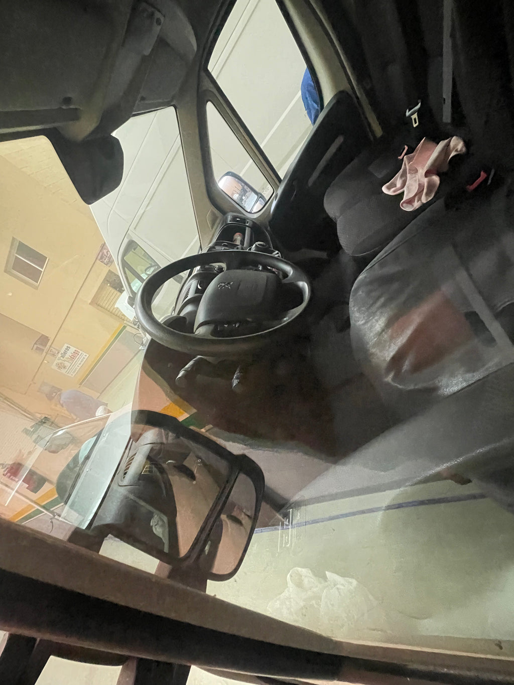 Peugeot Boxer furgón techo alto 87.000 km gran capacidad de carga