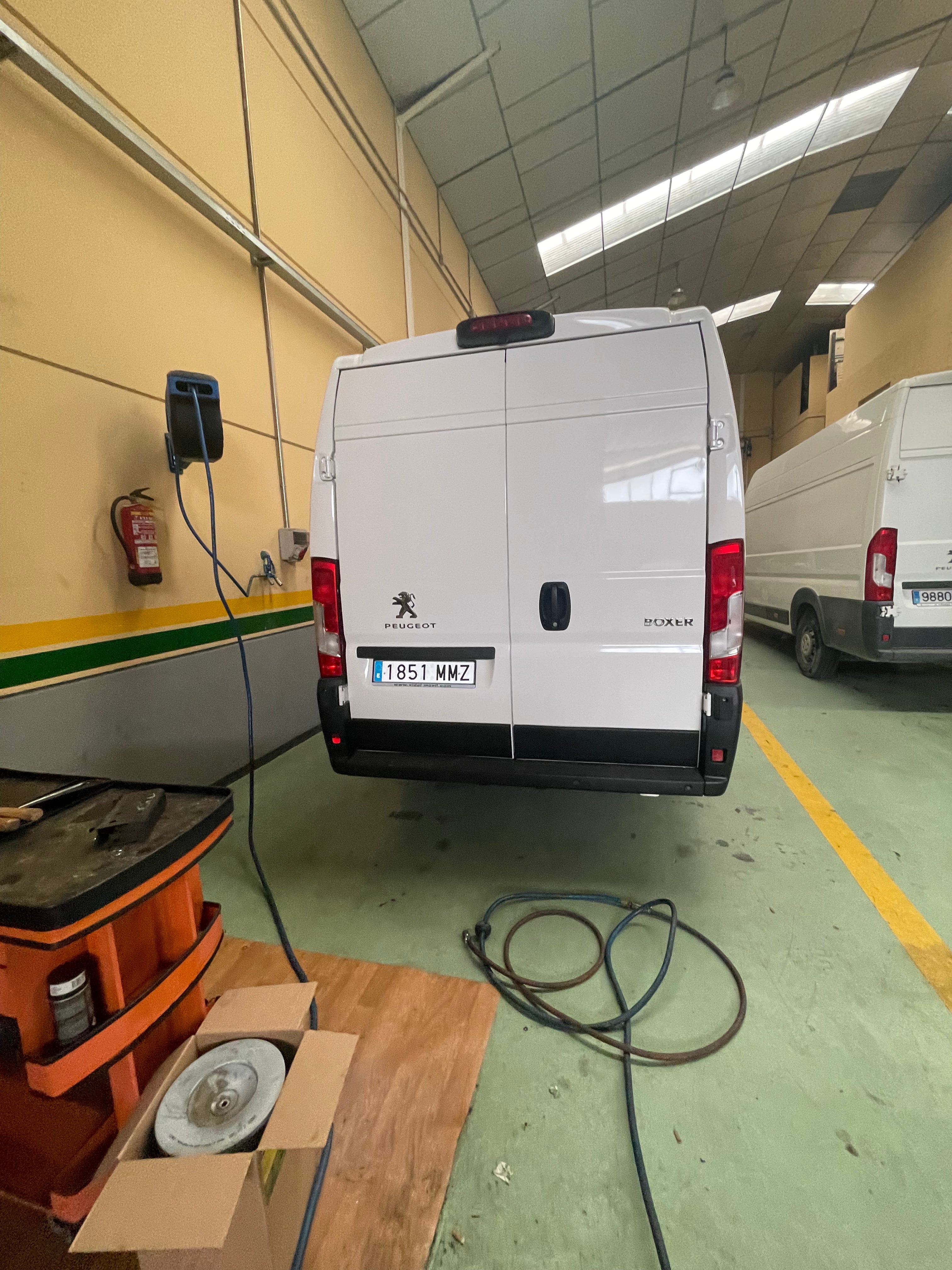 Peugeot Boxer furgón techo alto 87.000 km gran capacidad de carga