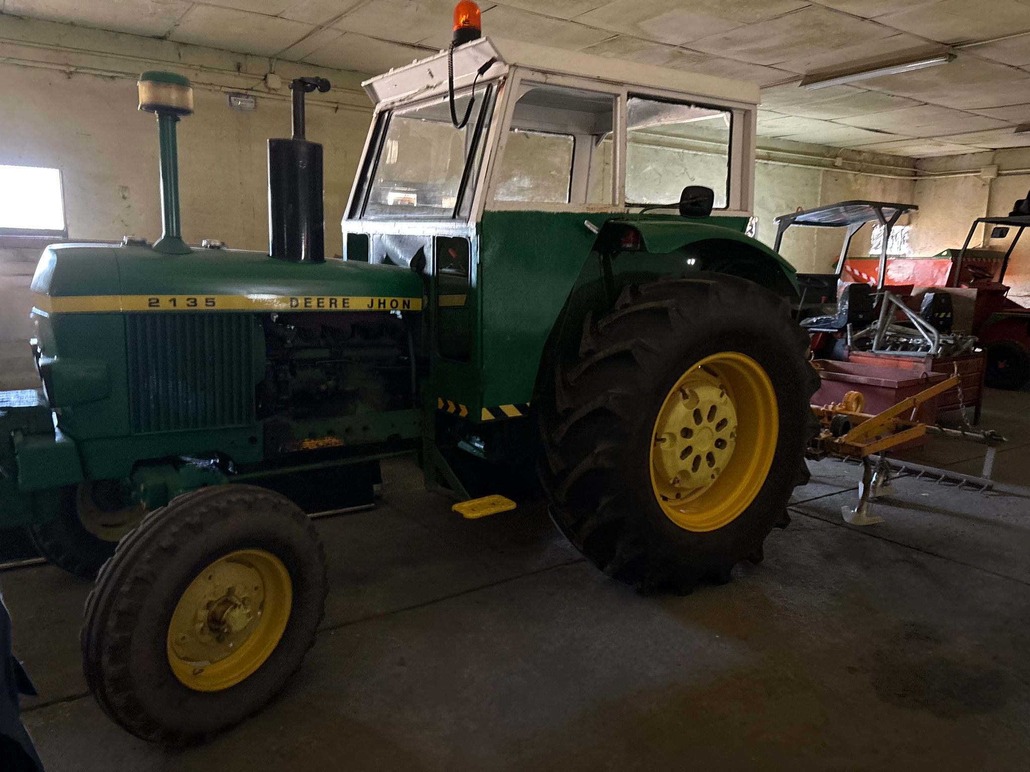 Tractor John Deere 2135 con cabina