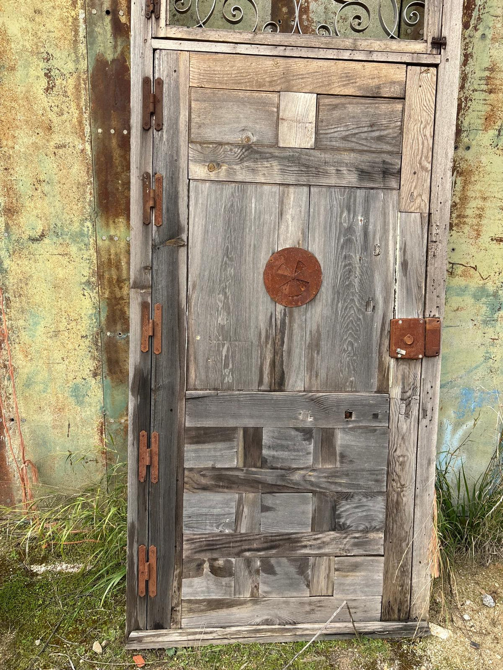 Puerta antigua castellana con reja de forja artesanal siglo XIX/XX