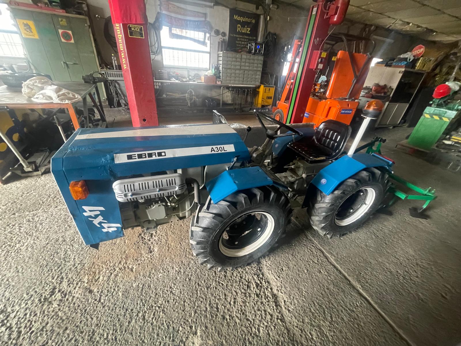 Pack tractor EBRO A30L 4x4 restaurado + cultivador 5 brazos