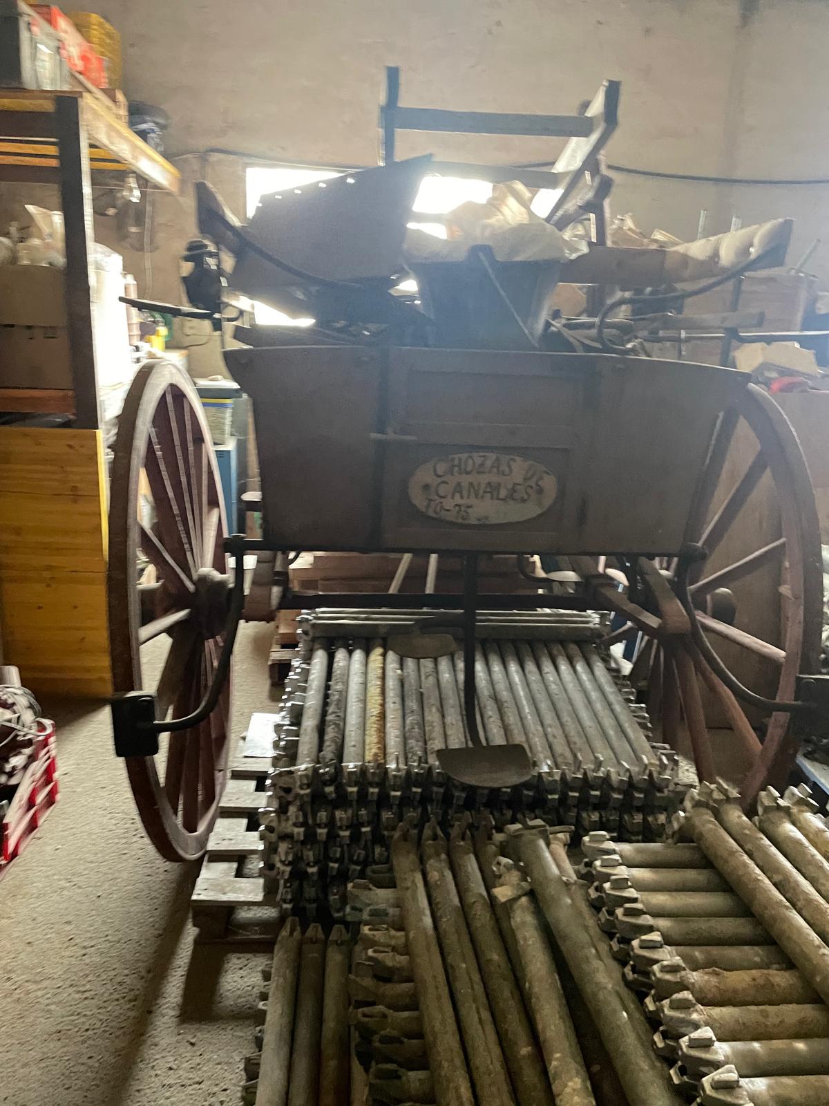 Carro de madera antiguo Chozas y Canales