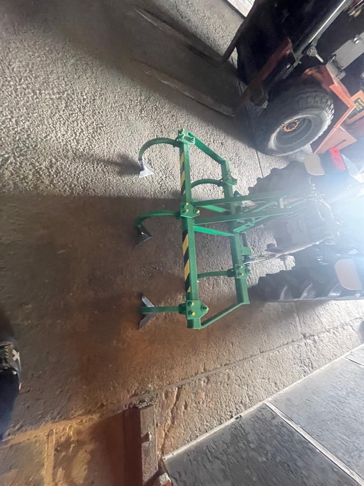 Pack tractor EBRO A30L 4x4 restaurado + cultivador 5 brazos