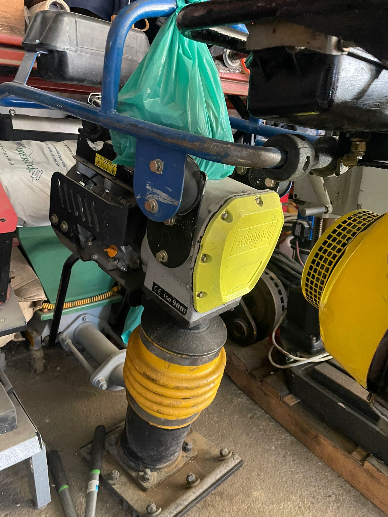 Pisón compactador gasolina amarillo profesional